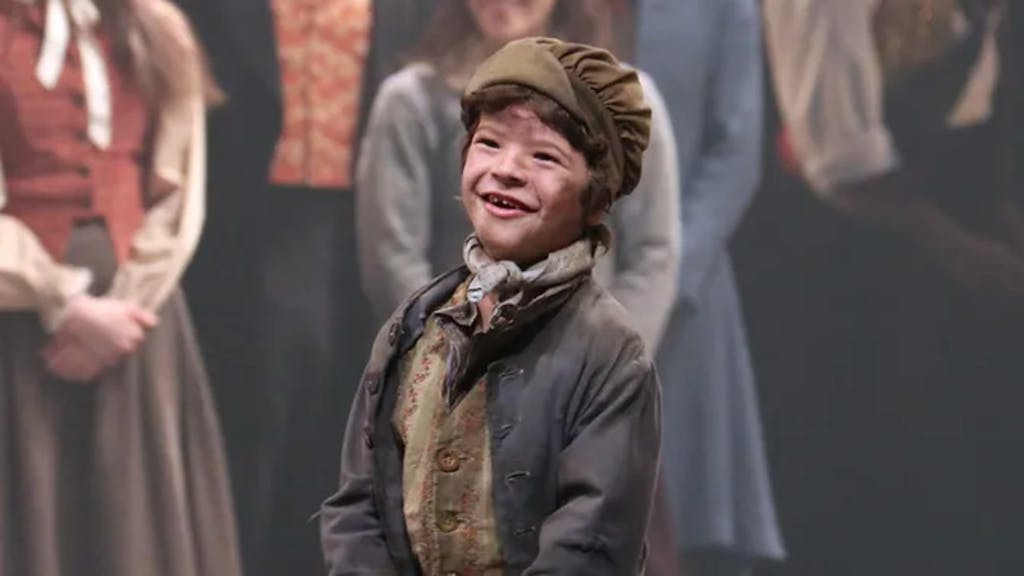 Gaten Matarazzo in Les Mis